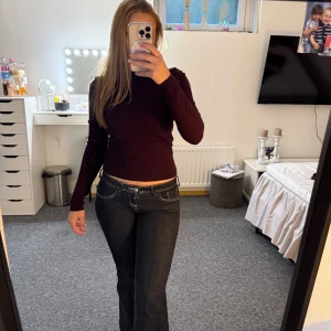 Mörklila stickad långärmad tröja - Säljer en mörklila stickad tröja med lång ärm och tight passform. Tröjan är enkel och stilren utan mönster eller detaljer, perfekt att matcha med jeans eller kjol. Materialet är mjukt och stretchigt för en bekväm känsla. ALDRIG ANVÄND! 