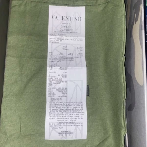 Valentino Rockrunner sneakers blå camo - Säljer ett par Valentino Rockrunner sneakers med blå och svarta camouflage-detaljer. Skorna har snörning, rund tå och platt sula. Materialmix av skinn och mocka med coola kontraster och klassisk Valentino-vibe. Perfekta för dig som vill sticka ut med exklusiva sneakers.