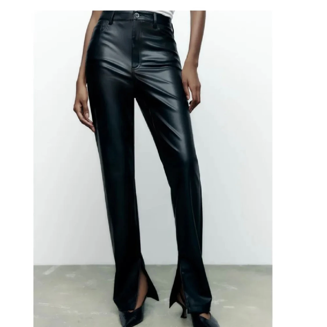 Svarta skinnbyxor med slits från Zara - 1