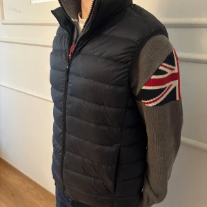 Uniqlo väst mörk blå - Otroligt fet mörkblå väst ifrpn uniqlo med ett litet jack,                                                                                  pris kan diskuteras!