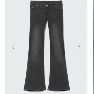 Svarta bootcut jeans Cheap Monday - Säljer snygga svarta jeans från Cheap Monday med låg midja och bootcut-ben. Jeansen har skinny passform upptill och klassisk femficksdesign med guldfärgade nitar. Dom är i stolek W27 L32, säljer då de inte kommer till användning längre. OBS! Jag har tagit bort den stora lappen där bak där det stod cheap monday. Inga synliga defekter förutom lite slitning längst ner på benen. De är använda. Skriv gärna vid frågor💕🫰🩷