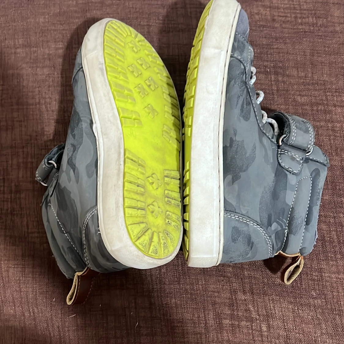 Grå camo sneakers med snörning - 1