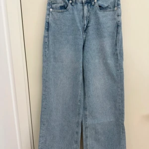 Ljusblåa jeans  - Säljer ett par ljusblå jeans från Vero Moda i klassisk straight modell. Storlek XS/34. Jeansen har hög midja. Super bekväm. Perfekta till sneakers eller boots. 