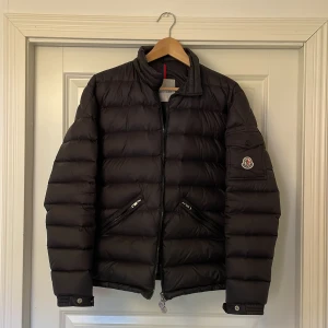 Moncler Agay Giubbotto jacka - Säljer denna asfeta agay giubbotto jacka i färg svart, storlek 2 (motsvarar S-M) Skick 8/10, väldigt bra skick men finns tecken på användning  Om det är något ni undrar så är det bara att fråga!⭐️⭐️⭐️
