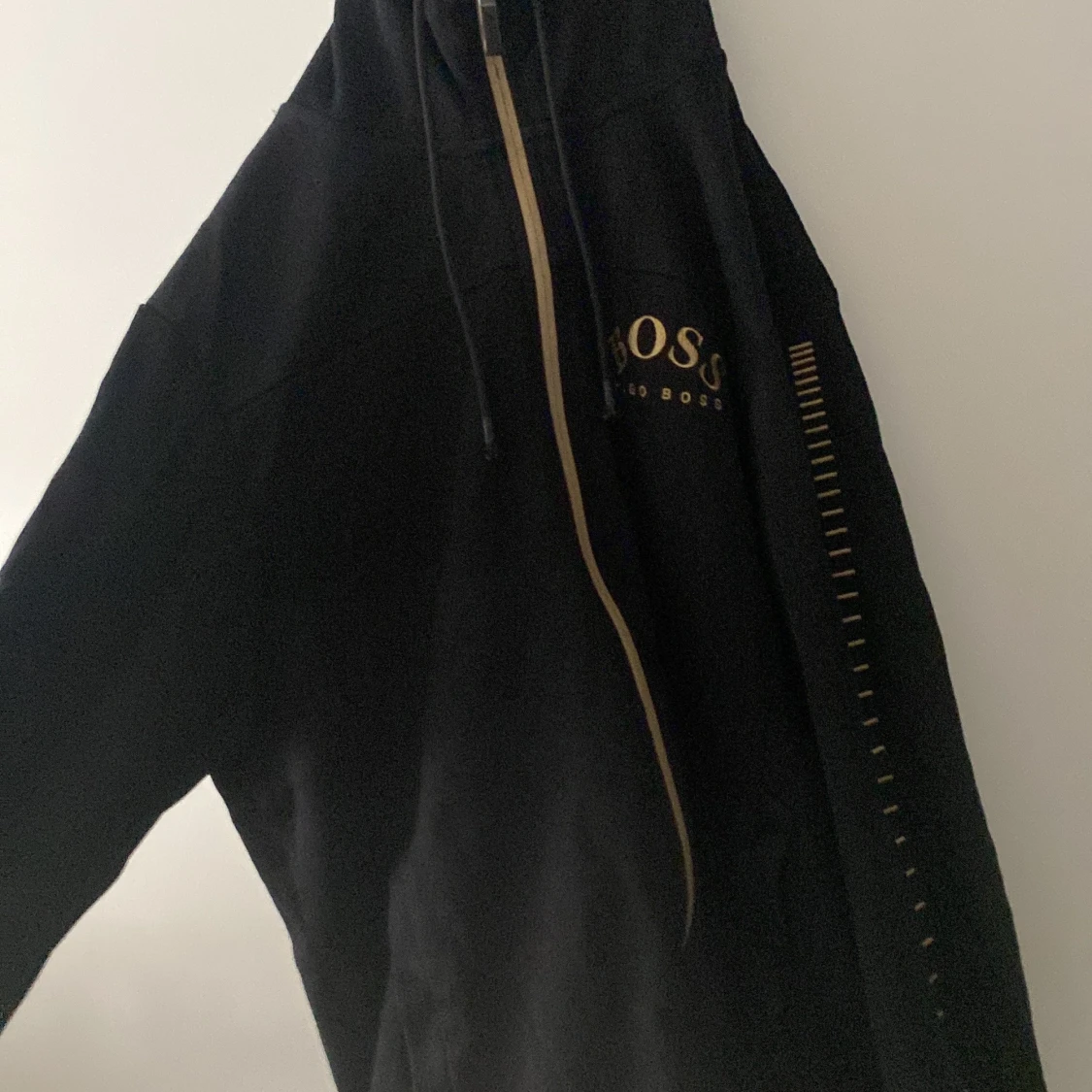 Svart hoodie från Hugo Boss med dragkedja