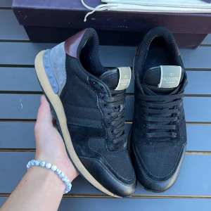 Valentino rockrunners  41 - Sjukt snygga rockrunners! Perfekt till vintern! Size 41! Skick 8/10! Defekter: lagade hälar, slitage vid undersulan ibland. Box, dustbag, kort, extrasnören ingår! Hör av dig vid minsta fundering 🤩