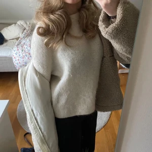 Vit fluffig stickad tröja  - Säljer denna superfina stickade tröjan från Other stories som kostar ny 1300kr och använt fåtal gånger i storlek xs💕