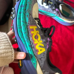 Hoka Speedgoat 6 löparskor terräng - Grov sula med Vibram-gummi för extra grepp, snörning och stor HOKA-logga på sidan. Perfekta för dig som vill sticka ut på löprundan. Helt nya aldrig använd . Nypris = 2 195