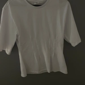 Vit figursydd T-shirt  - Helt oanvänd vit figursydd T-shirt, har tyvärr ingen bild på men den passar väldigt bra på mig som bär xs-s. 🤎
