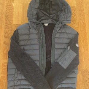 Moncler cardigan - Säljer nu min moncler cardigan pågrund av att det är inte riktigt min stil. Jackan är i bra skick och självklart är den äkta. Har ägt den i ungefär ett år men har inte använt den så jättemycket mest under hösten. Storleken är L men den passar även M. Lite småsaker som man får när man köper den följs även med som ni kan se på den sista bilden. Skriv gärna om ni har några frågor!