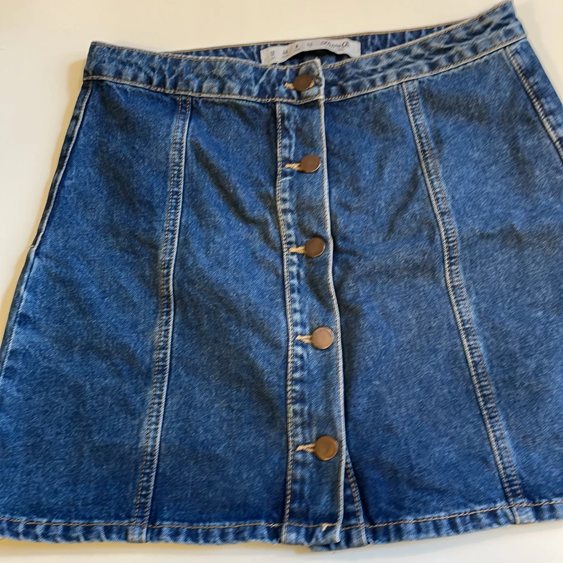 Blå jeans minikjol med knappar framtill - 1