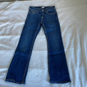 Mörkblå bootcut jeans från Gina Tricot Young - Snygga mörkblå bootcut jeans från Gina Tricot i storlek 164. Använd fåtal gånger och inga defekter, som nya.