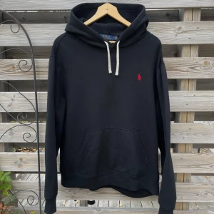 Ralph Lauren Hoodie  - Svart Hoodie från Ralph Lauren i storlek L. Fint skick, använd någon enstaka gång. Hör gärna av er vid funderingar🙌🏻