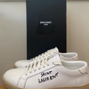 Saint Laurent skor - Säljer vita saint Laurent skor i storlek 42.  Är som nytt skick och skriv vid frågor. Obs inte org1nal