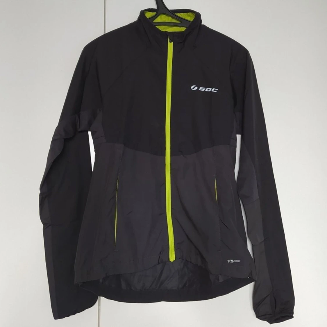 Svart vindjacka från SOC med neon-detaljer