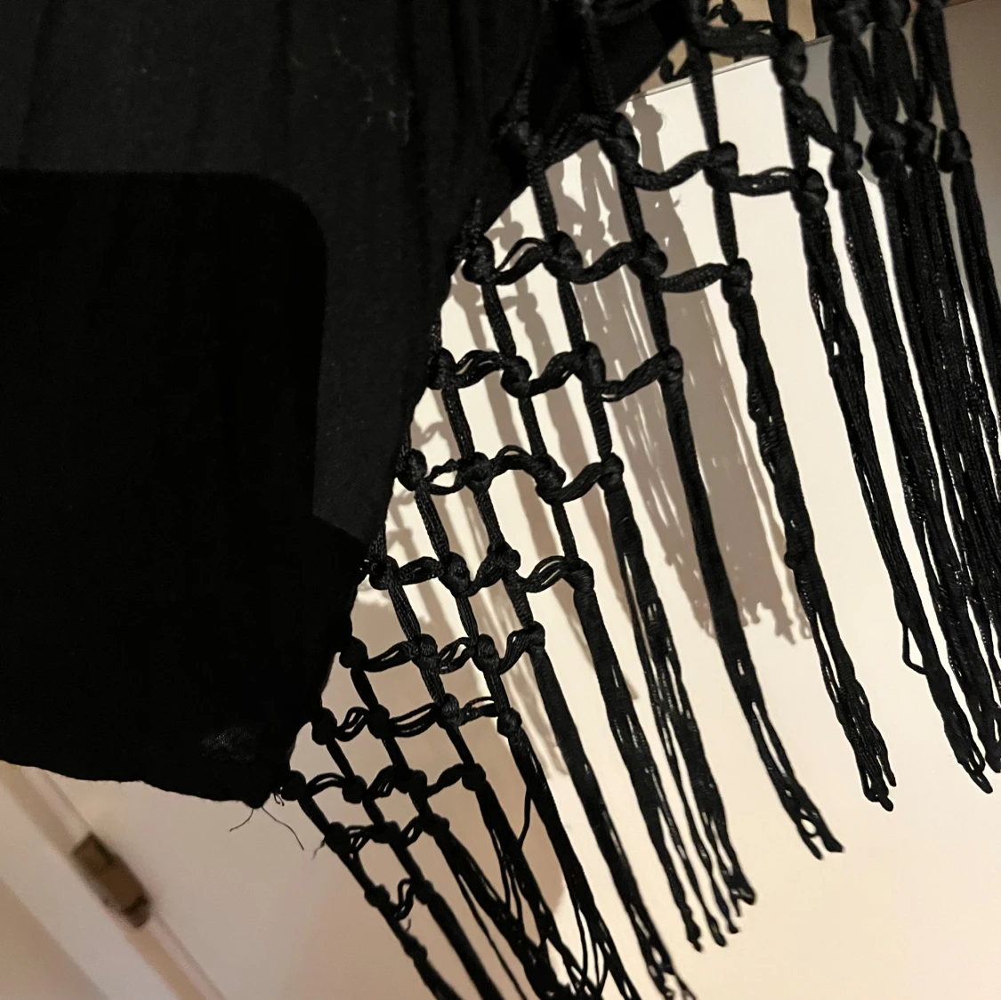 Svart topp med fransar  - 1