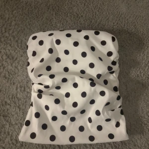 Pricking topp - Super cool topp ifrån Zara, aldrig använd mellan lappen finns inte kvar och därför super fint skick