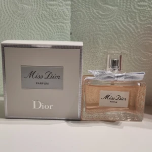 Miss Dior Parfum 80ml - Miss Dior Parfum från Dior, 80 ml. Tillverkad i Frankrike. Ingredienser: alcohol, parfum (fragrance), aqua (water), linalool, limonene, benzyl salicylate, coumarin, citronellol, geraniol, citral, m.m. Snygg flaska med silverrosett – perfekt för dig som vill sticka ut.