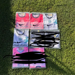 Fotbollströjor - Säljer nu massor av fotbollströjor för endast 349kr/styck. Kan gå lägre. Säljer: 2 Rosa Barcelona tröjor, 2 Blå vita Inter Milan tröjor, 2 Röd svarta Inter Milan tröjor och 2 svarta Brasilien tröjor. Se i Profil.