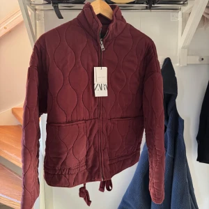 Vinröd quiltad jacka från Zara - Quiltad vinröd jacka från Zara i storlek S, med prislapp på. Säljer då den inte kommer till användning och inte riktigt min stil. Hör av er vid funderingar!