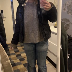 Beige stickad tröja från Gina Tricot - Mysig beige stickad tröja från Gina Tricot i storlek S. , ger lite oversized vibes. Enkel och stilren design som passar till jeans eller kjol.