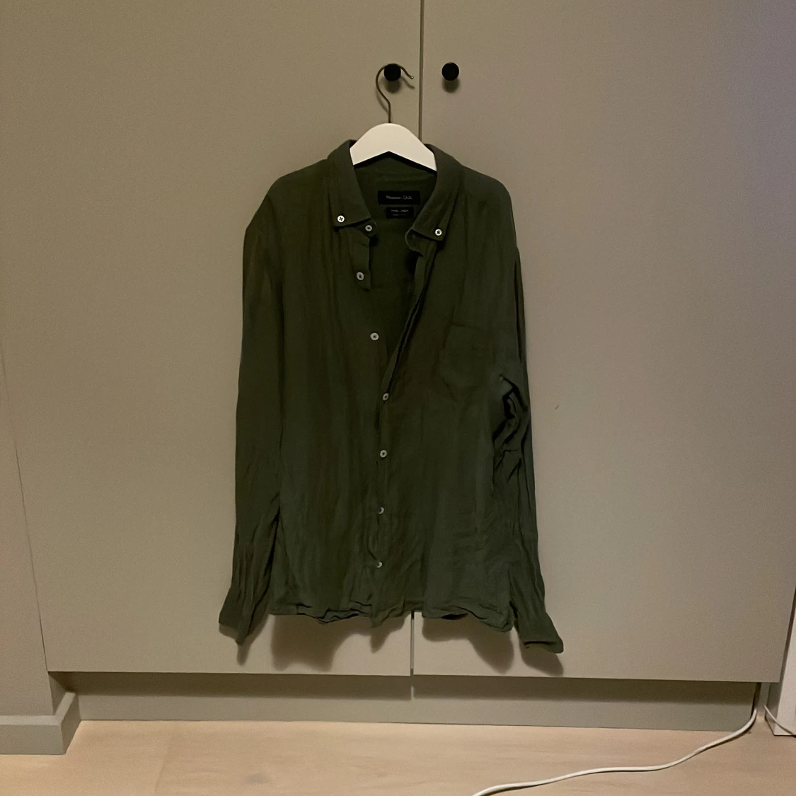 Olivgrön linneskjorta Massimo Dutti