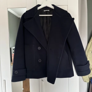 Mörkblå kappa - Säljer denna skitsnygga mörkblåa kappan från design by si!! Köpt förra året och i väldigt bra skick❤️