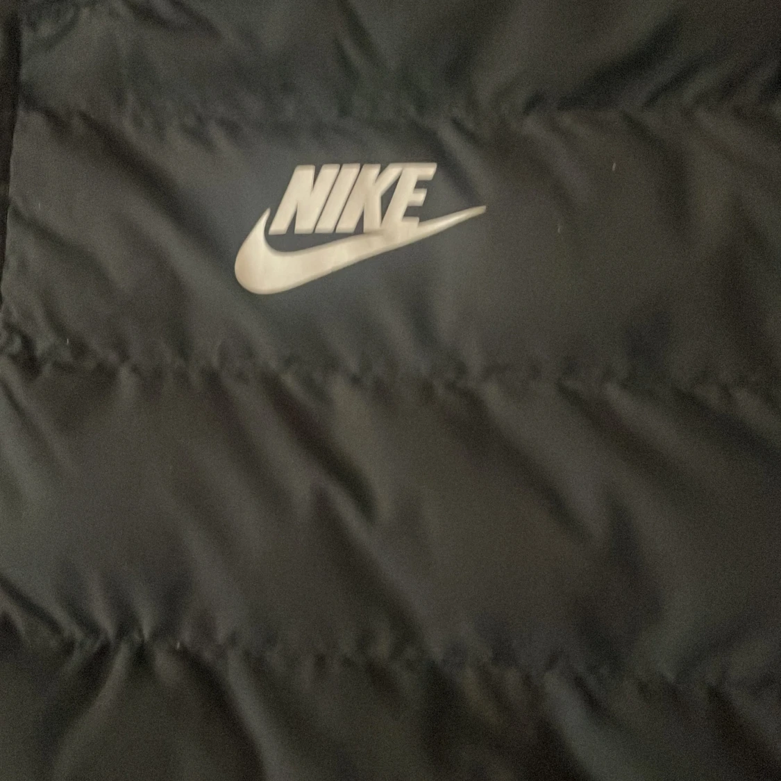Svart pufferjacka från Nike med huva - 1