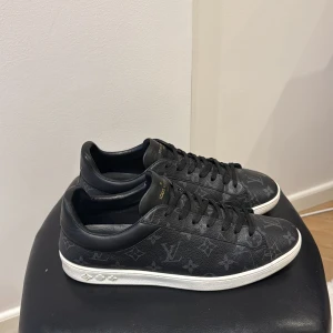 Lous vuitton skor - Louis vuitton luxembourg skor. Svarta. Medföljer 2 dustbags. Skick 8/10 små cracks (kommer efter första användningen). Storlek 9 passar 44.