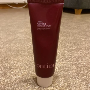 AHA Cooling Detox Scrub från Continu - AHA Cooling Detox Scrub från Continu är en hår- och hårbottenskrubb från kicks som inte säljs längre Innehåller AHA, hyaluronsyra och pepparmynta. Vegansk och tillverkad i Sverige. Har använt några få gånger så det är mycket produkt kvar. Nypris: ca 250 kr 