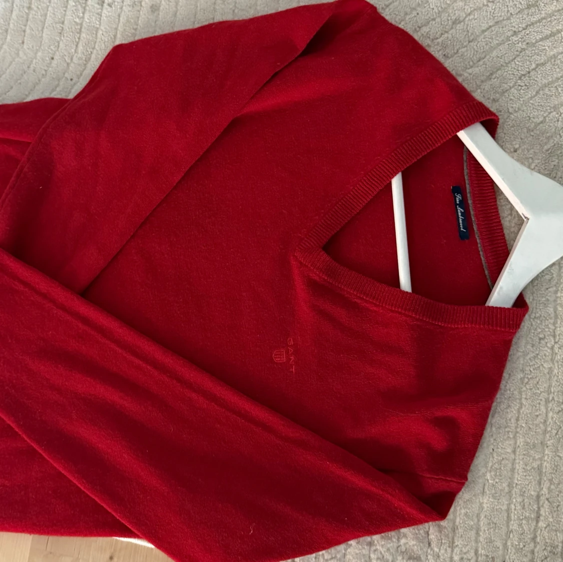 Röd v-ringad tröja från GANT - 3
