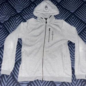 Stil Racing - Säljer min Sail Racing för den inte passar mig längre. Den är i bra skick skick förutom att den är putte lite riven vid fickan annars är den bra 7/10. Pris kan diskutera via intresse. 