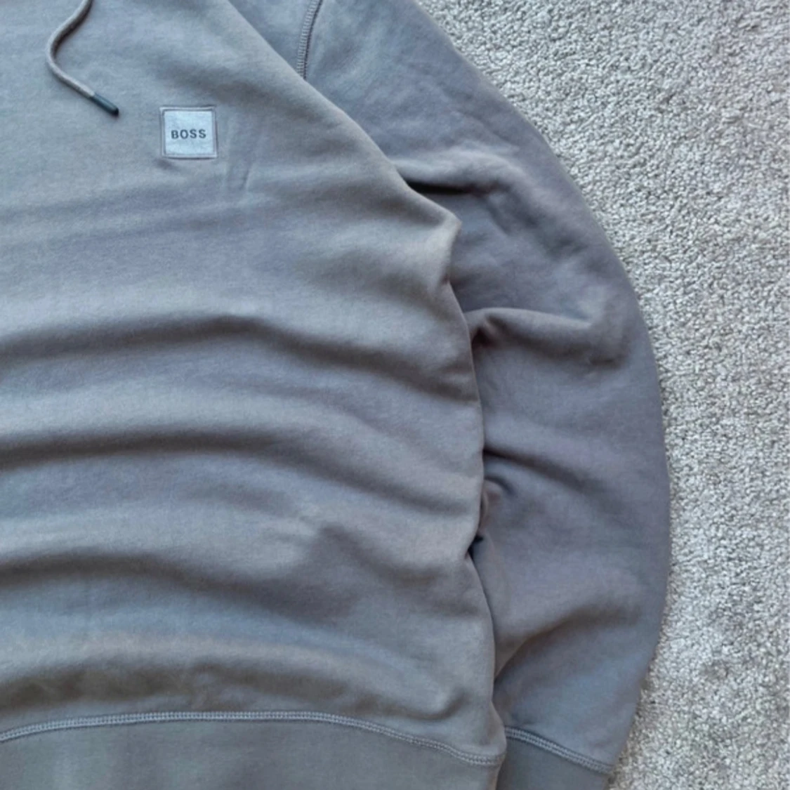 Grå hoodie från BOSS med huva - 2