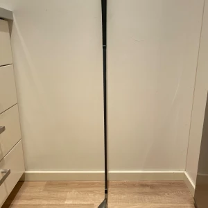 Cleveland Mashie Gliderail 23° Loft - Cleveland Mashie Gliderail hybridklubba med 23° loft. Klubbhuvudet och skaftet är i gott skick med endast mindre kosmetiska märken. Perfekt för dig som vill ha en pålitlig hybrid för längre slag från fairway eller ruff.