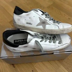 Golden Goose - Säljer nu mina feta golden goose skor, Storlek 44, Kom privat för frågor vid intresse.