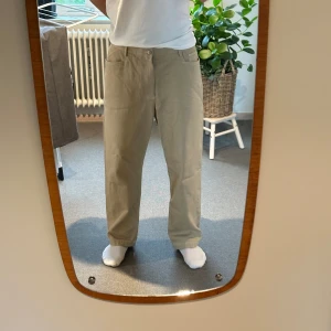 Vida Byxor ifrån Zara - Säljer ett par beiga byxor från Zara i storlek 44. Byxorna har vida ben med normal passform. Endast använt ett fåtal gånger.