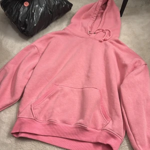 Rosa hoodie -  Rosa hoodie från Bikbok i storlek  M, bara används några gånger💕 skriv om ni har frågor