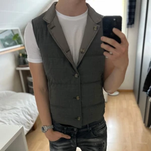 Nyskick Massimo dutti väst - Mycket fint skick, inga defekter eller ens tecken på användning. Storlek M passar dig som är mellan 175-188cm. Nypris ca 2500kr. Modellen är 186 cm, 78kg. Passar bra nu till sen sommar/höst. Skriv för mer information!🤝