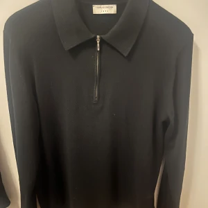 Svart half zip-tröja Tiger of Sweden - Svart långärmad tröja från Tiger of Sweden med klassisk krage och half zip-dragkedja framtill. Tröjan är i ett mjukt material och har en clean, stilren look som passar perfekt till lager-på-lager. Enkel att matcha med både jeans och kostymbyxor. Merinoull nypris 2100kr. 8,5/10 skick