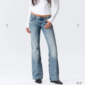 Blå bootcut jeans från Weekday - Snygga ljusblå bootcut jeans från Weekday med låg midja och klassisk femficksdesign. Jeansen har en lätt tvättad look och är tillverkade i bomull. Perfekta för dig som gillar en avslappnad och trendig stil. Jag säljer dess för samma andledning som dom andra då jag nt kan ha dessa byxor längre.w. 24 L34 och passar mig i längden perfekt som är runt 170