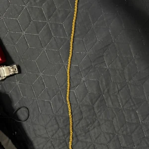 Tjockt guldhalsband med flätad kedja - Säljer ett snyggt halsband i guldton med en rejäl, flätad kedja som verkligen sticker ut. Perfekt för dig som gillar statement-smycken och vill ha något som syns. Kedjan har en cool, tvinnad design och känns riktigt trendig.