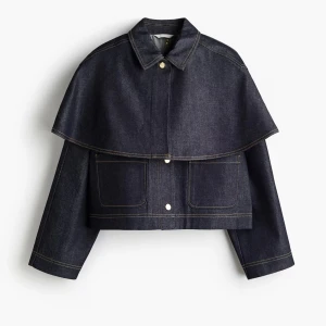 Jeans jacka med cape detalj - As snygg slutsåld jeansjacka från hm, helt oanvänd och slutsåld. 