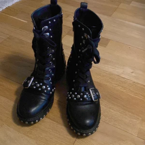 Lång boots  - En fin och bra boots perfekt till den här årstiden, i jättebra skick förutom den lilla skaran på enas baksida sko , 2 ullsulat följer med 