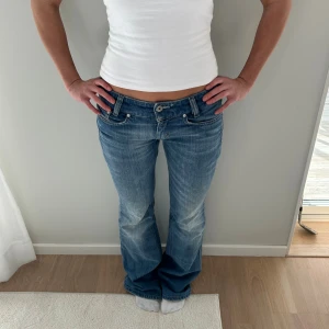 Ljusblå dieseljeans  - Lågmidjade ljusblå diesel jeans i storlek XS