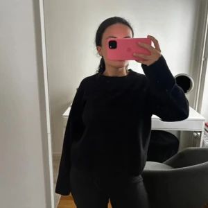 Svart stickad tröja från & Other Stories - Mysig svart stickad tröja från & Other Stories Paris Atelier. Tröjan har rund hals, lång ärm och en loose passform som ger en chill vibe. Perfekt för lager-på-lager och passar till allt. Snygg och enkel att styla med jeans eller kjol.