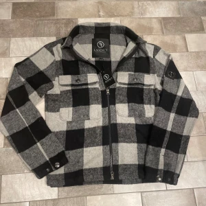 Lagency Overshirt - En stilren overshirt från lagency. Aldrig använd och ny pris ligger runt 1600kr. Om du har några frågor så skriv privat pris kan diskuteras 