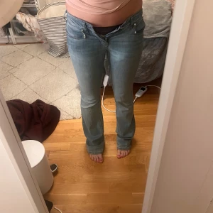 Ljusblå bootcut jeans Karl Lagerfeld - Säljer ett par ljusblå jeans från Karl Lagerfeld med low Waist bootcut passform. Passar inte längre och har en defekt vid baksidan av låret som jag sytt igen