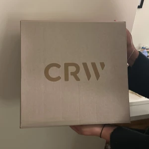 Svarta chelsea boots från CRW - Stilrena svarta chelsea boots från CRW i slätt skinn med elastiska paneler på sidorna och dragflik bak. Ridskor som är helt o använda och är i bra skick, och dom är i förpackningen som dom köptes i.