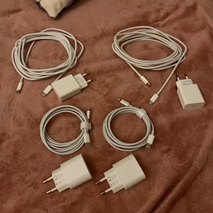 Apple USB-C laddare och kablar ( för gamla och nya telefoner) - Flera original Apple USB-C laddare och kablar i mycket fint skick. Inkluderar både USB-C till USB-C och USB-C till Lightning kablar. Perfekt för iPhone, iPad, MacBook eller andra Apple-enheter. Inga synliga skador eller slitage.