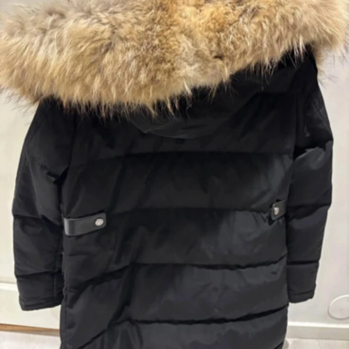 Svart pufferjacka med päls från Cedrico - 2